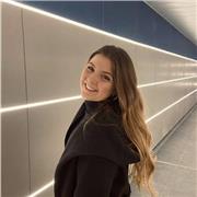 Studentessa per aiuto compiti di matematica e fisica